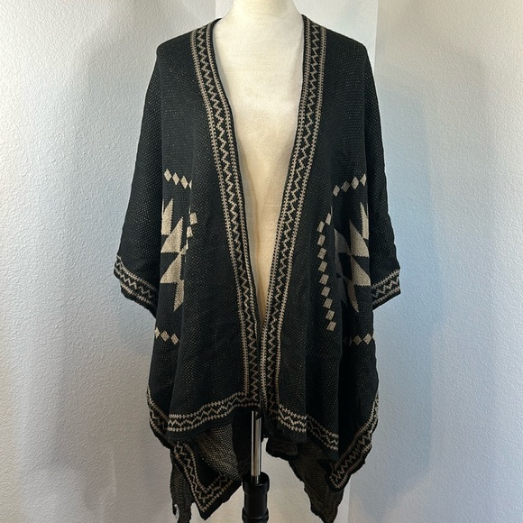 Jennyfer J Native Pattern Poncho Black and Tan Size One Size
NWOT - Picture 2 of 8